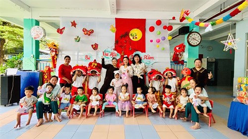 Bé Vui Hội Trăng Rằm tại Nhóm 13-24 tháng